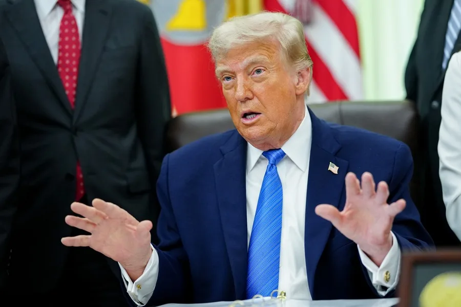 Trump Afirma que el Estrecho de Ormuz Permanece Abierto Tras Ataques a Irán