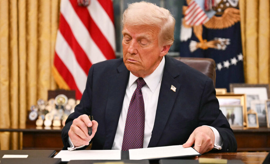 Trump Solicita a la Corte Suprema Revisar Fallo sobre Ciudadanía por Nacimiento