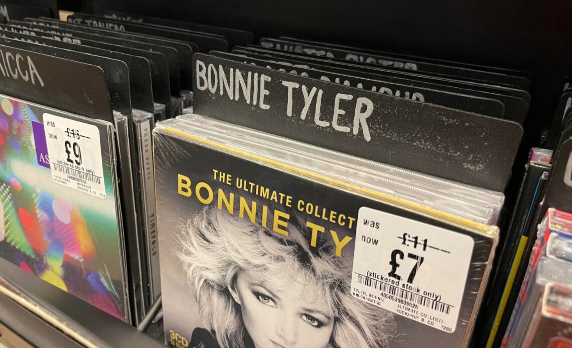 Bonnie Tyler: La Voz Singular que Elevó Cuatro Composiciones a Íconos Musicales