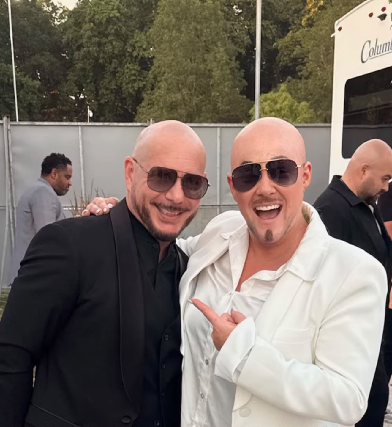 Pitbull Establece Nuevo Récord Guinness al Congregar a Más de 22.000 Fans con Calvas Postizas