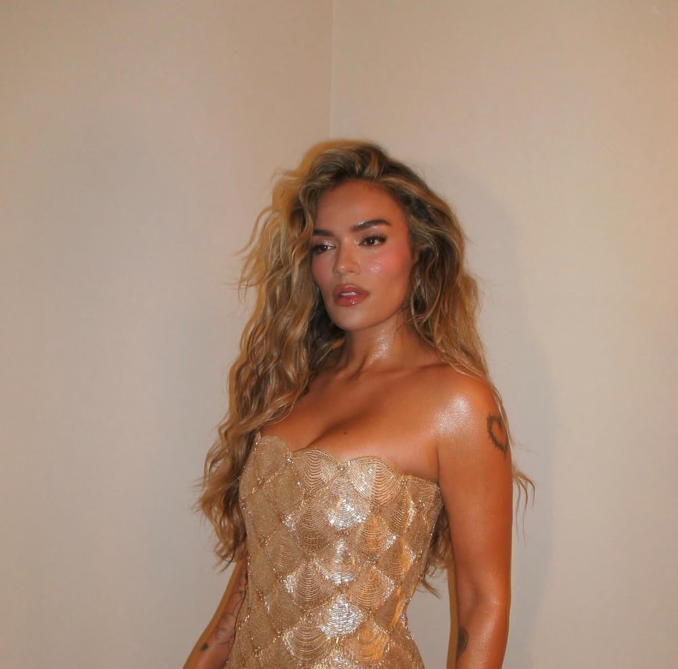 Karol G Impulsa la Colaboración Femenina al Unir a Becky G y Elena Rose en su Gira «Viajando Por El Mundo Tropitour»