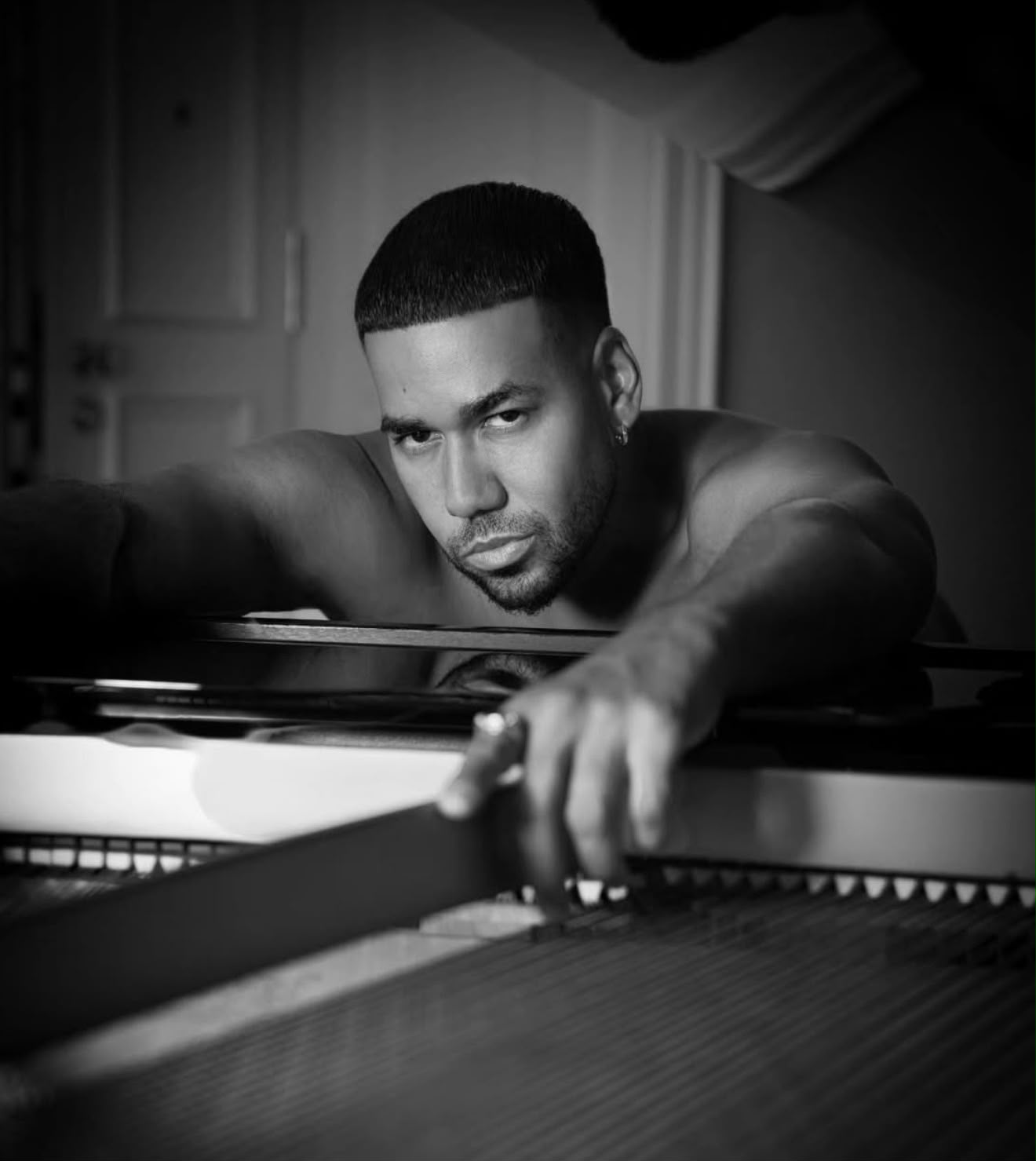 Romeo Santos Conmemora su Cumpleaños 45 con un Destello de Seducción y Humor