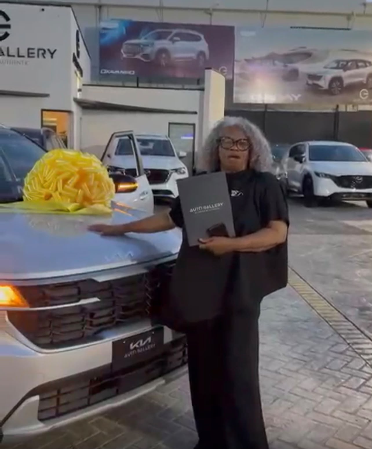 Santiago Matías Cumple Promesa y Entrega Vehículo a Martha Candela
