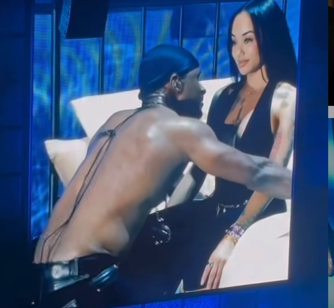 Usher Experimenta Momento Incómodo en Concierto al Ser Rechazado por una Fan en el Escenario