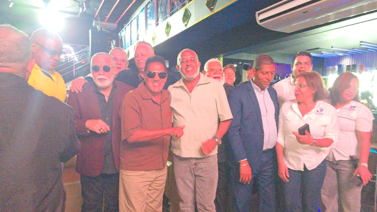 Kinito Méndez Impulsa el Respeto al Derecho de Autor en Reunión con Empresarios de La Romana