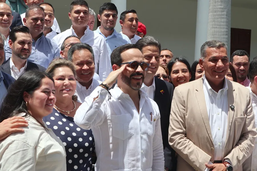 La Propuesta de Investidura Militar de De la Espriella Genera Debate en Colombia