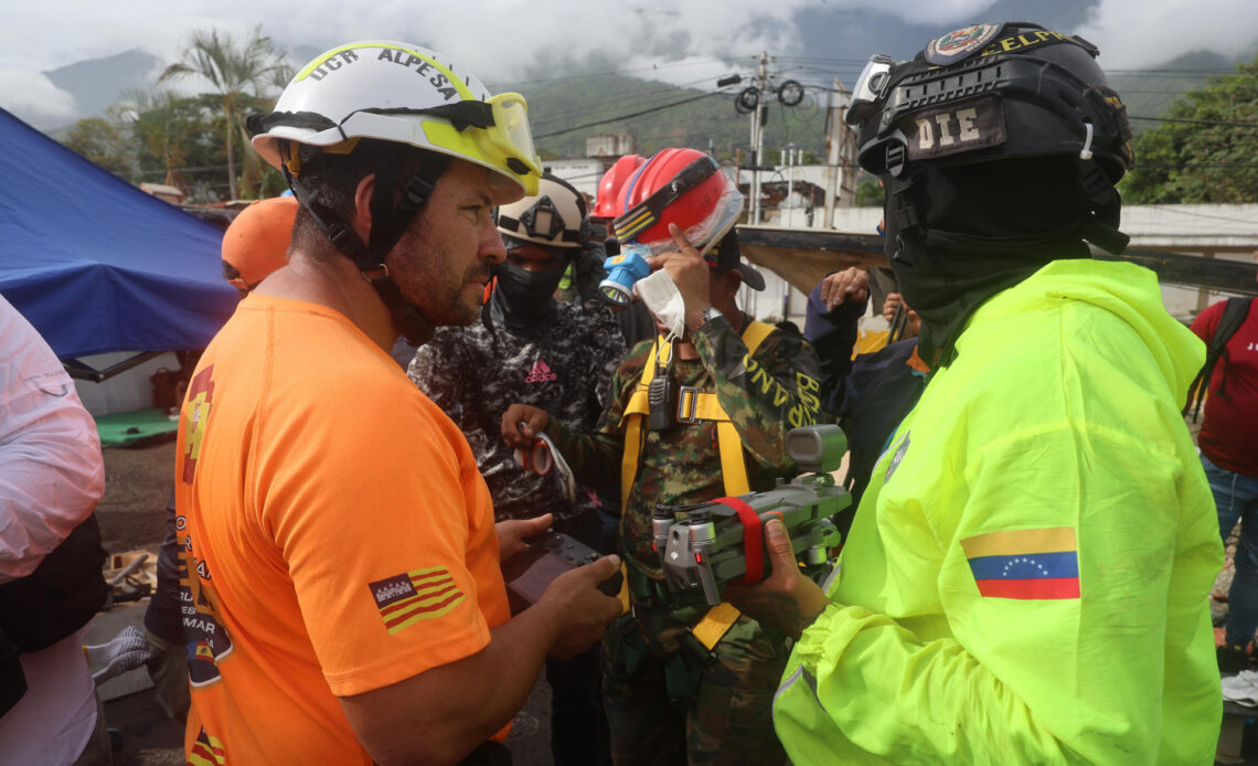 Padre de niño atrapado tras sismo en Venezuela mantiene la esperanza: "Siento que Fabio sigue vivo"
