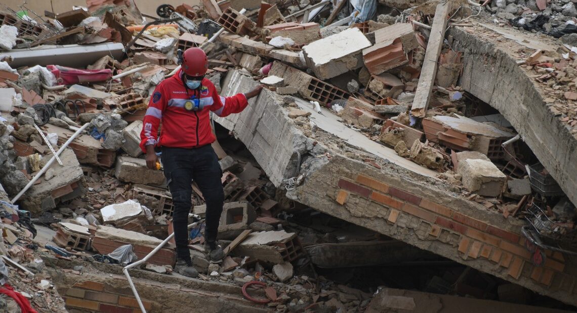 Venezuela Actualiza Cifra de Fallecidos a 5.346 Tras Terremotos, con Miles de Desaparecidos