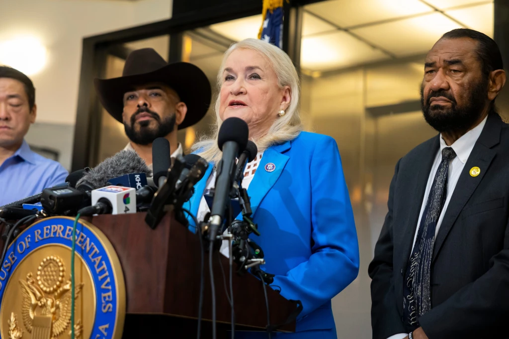Testigos Contradicen Versión Oficial: Agente de ICE Disparó a Inmigrante por Ventanilla en Houston