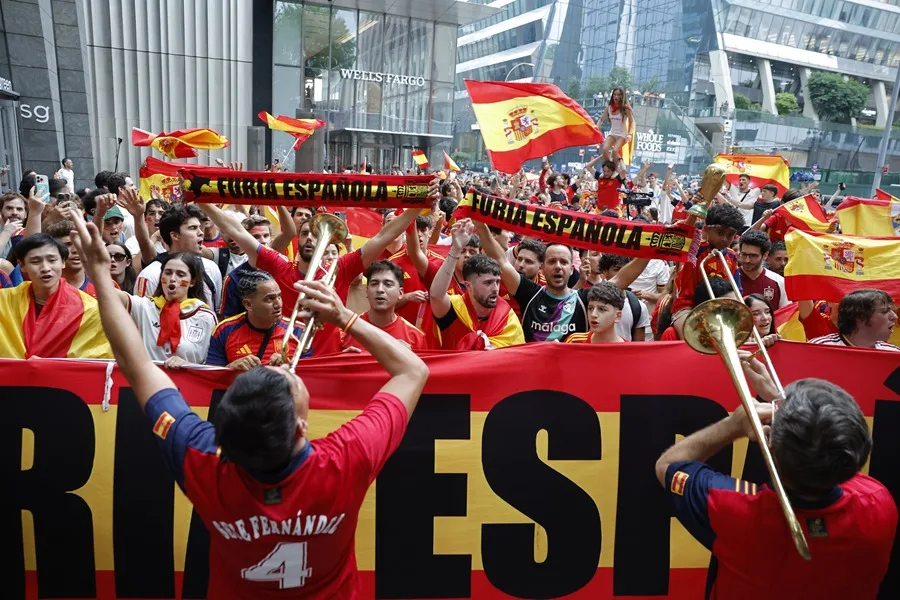 Aficionados Españoles Tiñen de Rojo las Calles de Nueva York Previo a la Final del Mundial contra Argentina
