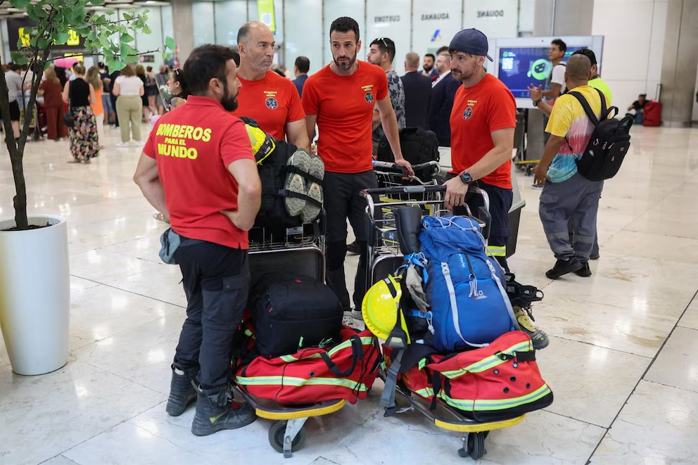España Recibe con Ovaciones a Bomberos Tras Misión Humanitaria en Venezuela