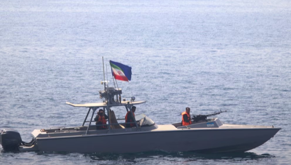 Irán Cierra el Estrecho de Ormuz, Aumentando la Tensión con Estados Unidos