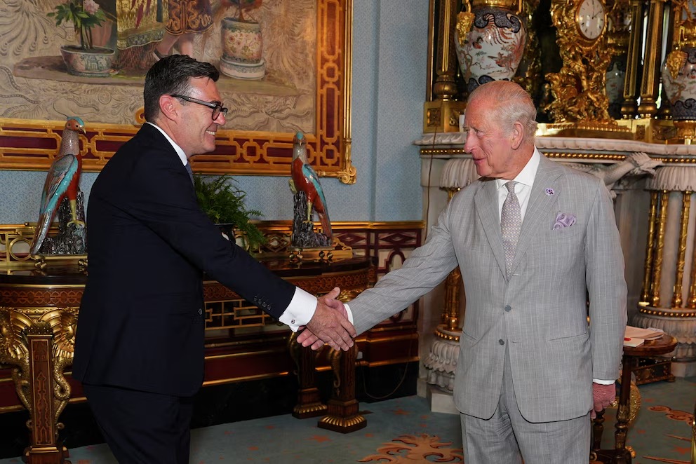 Andy Burnham Asume el Cargo de Primer Ministro del Reino Unido por Encargo del Rey Carlos III