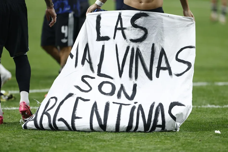 Reino Unido Exige Investigación de la FIFA por Pancarta de Malvinas Exhibida por Futbolistas Argentinos
