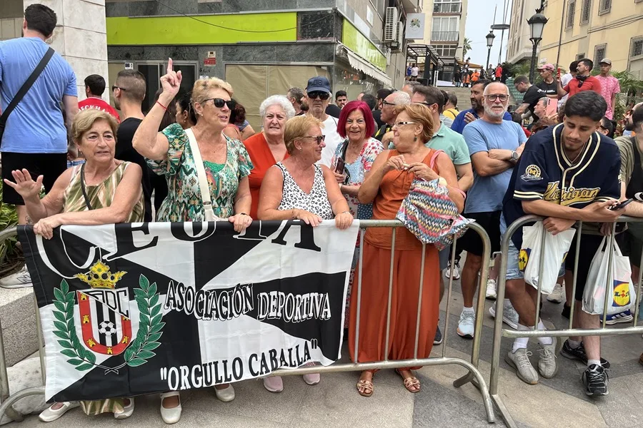 Pedro Sánchez afronta abucheos y peticiones de renuncia en visita a Ceuta