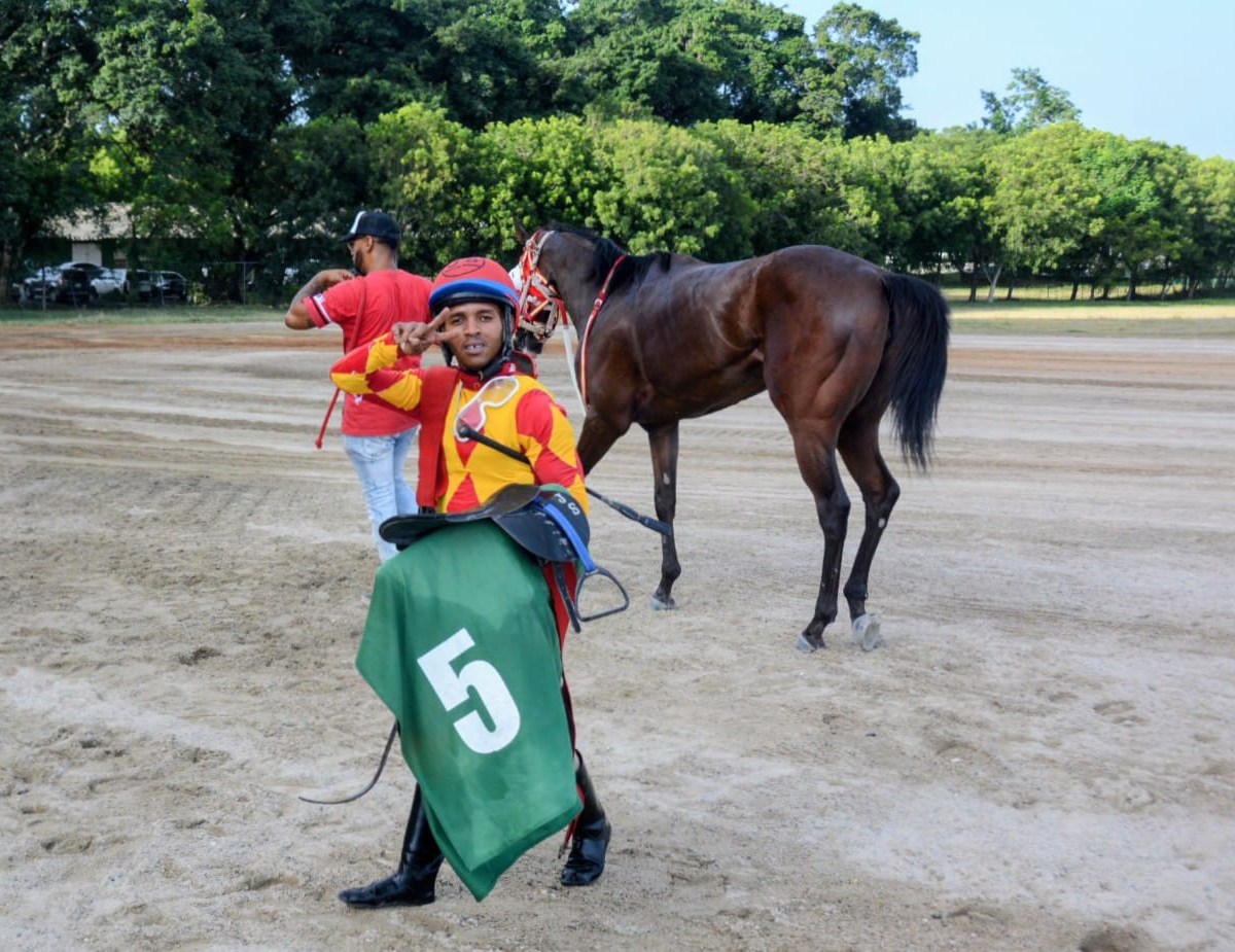 Trusman Quevedo Asegura Doble Victoria y Consolida Liderazgo en el Hipódromo Quinto Centenario