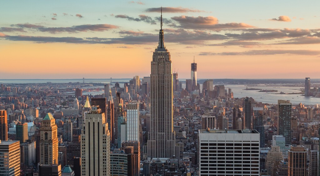 Investigación sobre el fontanero municipal mejor pagado de Nueva York: Un caso de compatibilidad laboral y horas extra
