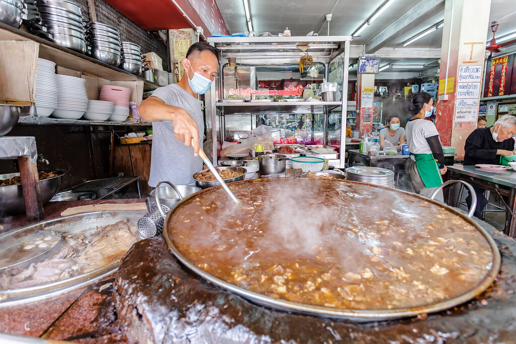 El Estofado Perpetuo de Bangkok: Una Tradición Culinaria Familiar de Más de Cinco Décadas