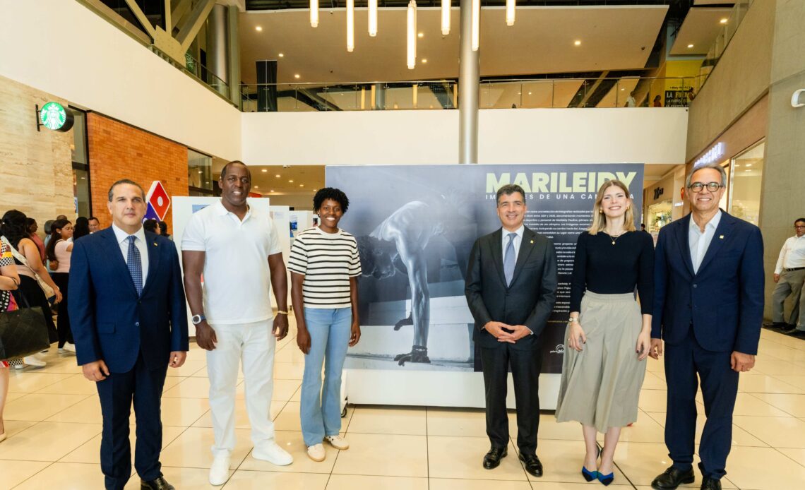 Marileidy Paulino Visita Exhibición Fotográfica en Honor a su Carrera Deportiva
