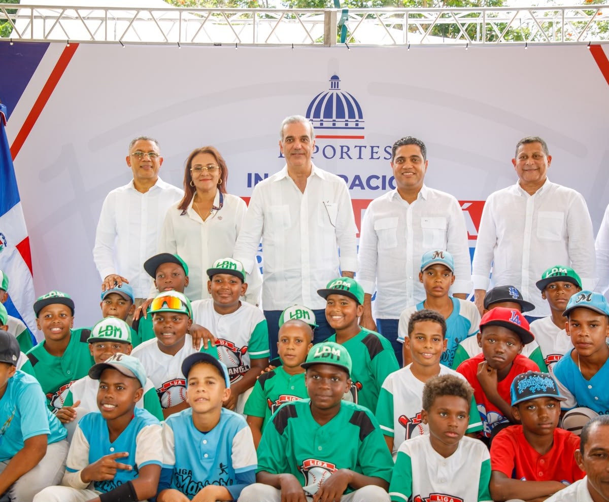 Presidente Abinader y Ministro Cruz Inauguran Estadio de Béisbol Remozado en Samaná