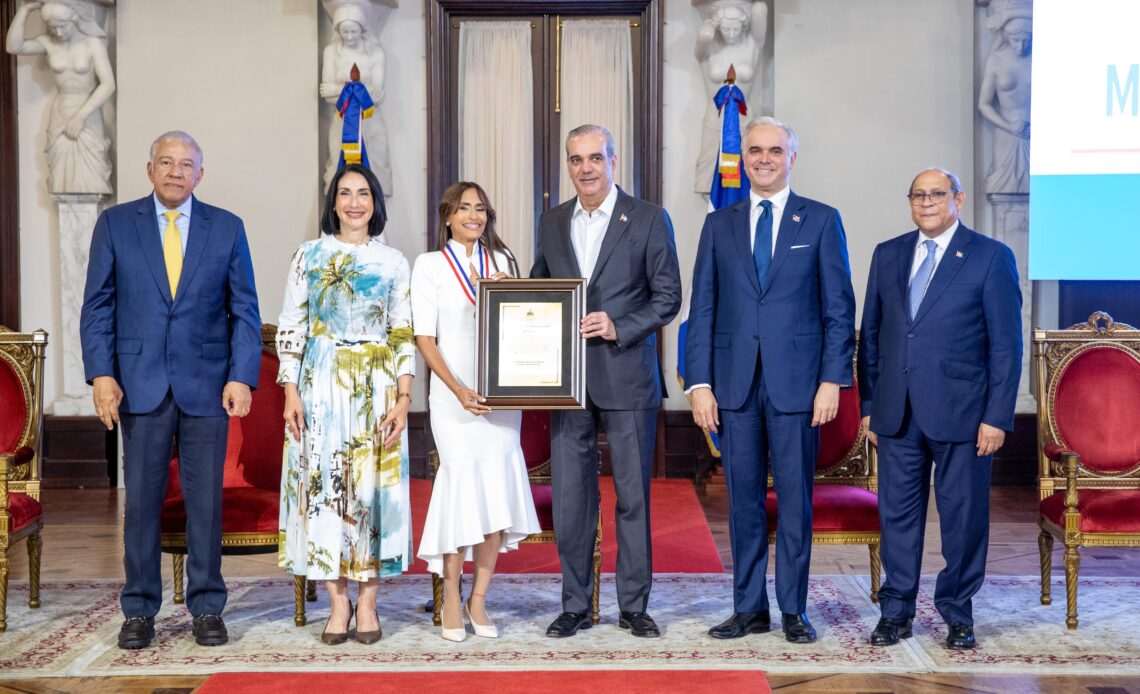 Presidente Abinader Condecora a Docentes Destacados con la Medalla al Mérito Magisterial 2026