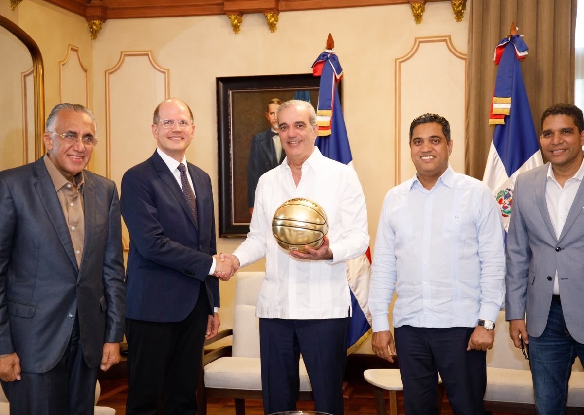 Presidente Abinader se reúne con directivos de FIBA para coordinar los Juegos Santo Domingo 2026