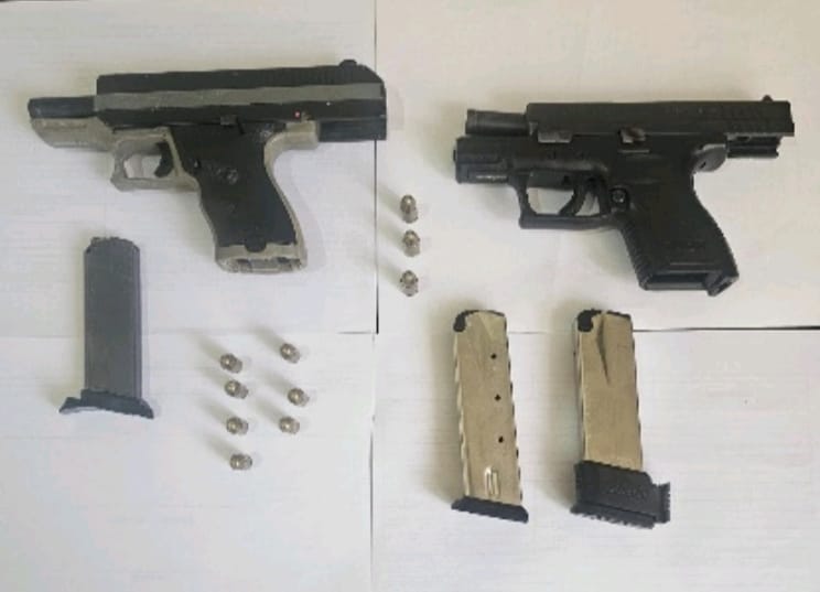 Intervención policial en Moca: Incautan armas y motocicletas; buscan a sospechoso de robo