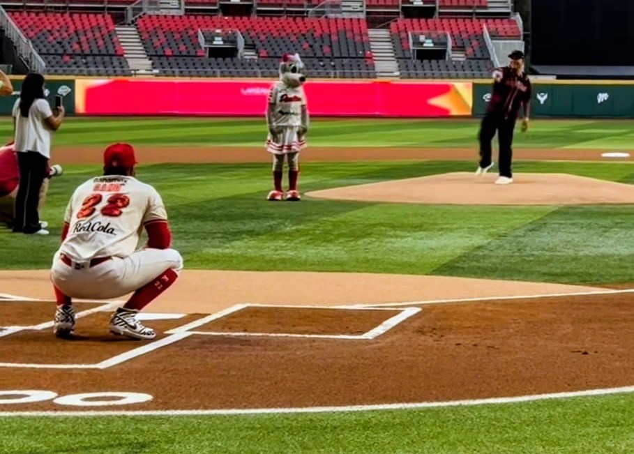 Exlanzador Bartolo Colón Realiza Lanzamiento de Honor en México