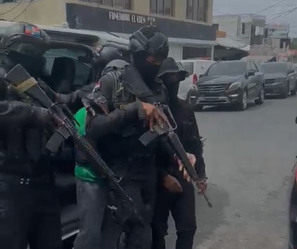 Agente policial acusado de homicidio en Herrera comparece ante la fiscalía de Santo Domingo Oeste