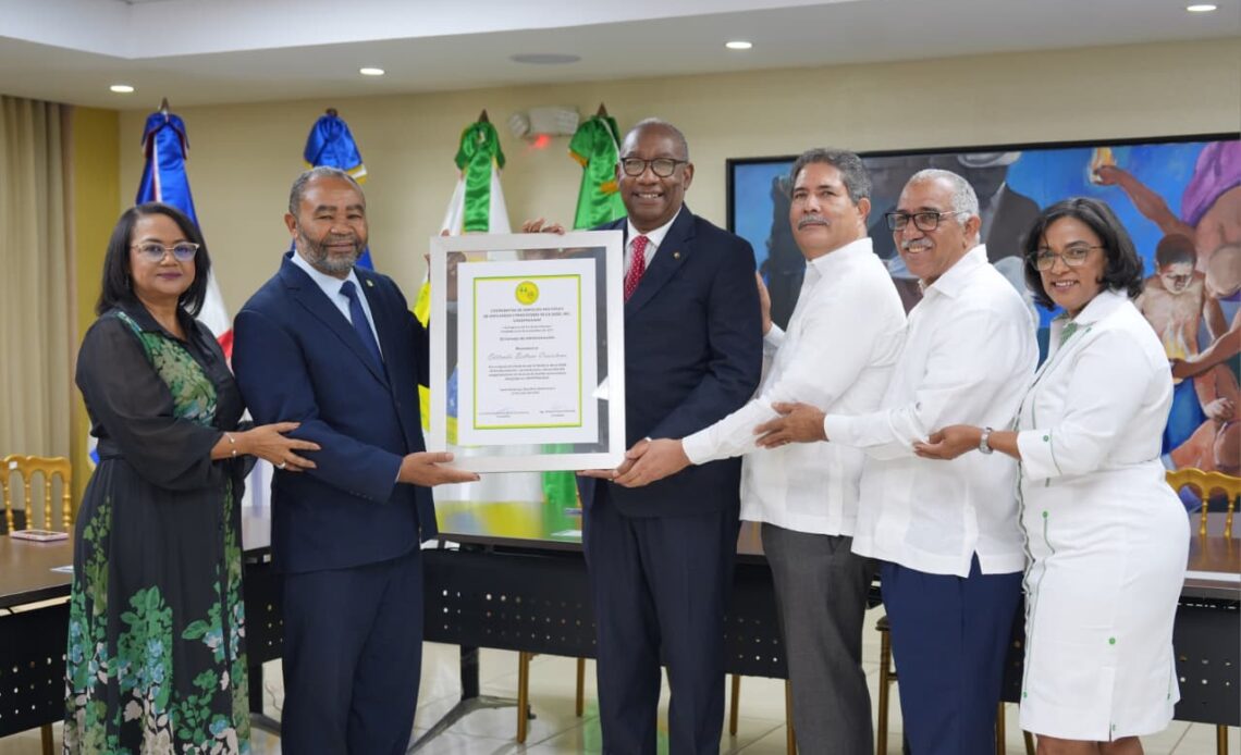 COOEPROUASD Condecora al Rector Editrudis Beltrán por Impulsar el Cooperativismo en la Universidad