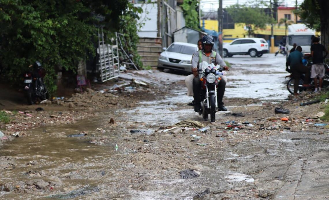 Vecinos de Cancino Adentro Exigen Reparación de Calles y Culminación de Escuela Inactiva Desde 2012