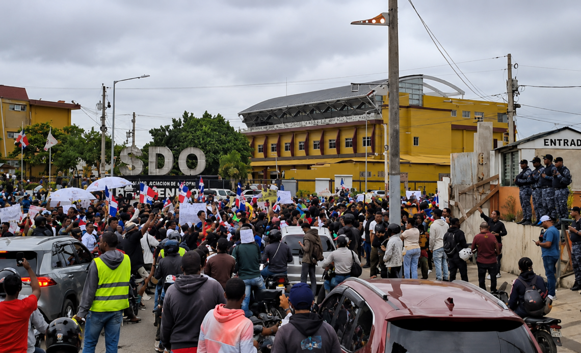 Masiva concentración en Plaza de la Bandera: Ciudadanos rechazan Código Penal, alto costo de vida y presunto abuso policial