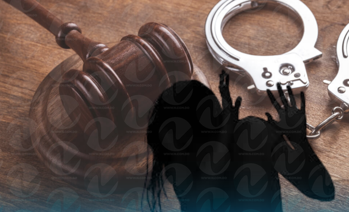 Hombre Recibe Sentencia de 15 Años por Homicidio de su Pareja Frente a su Hijo