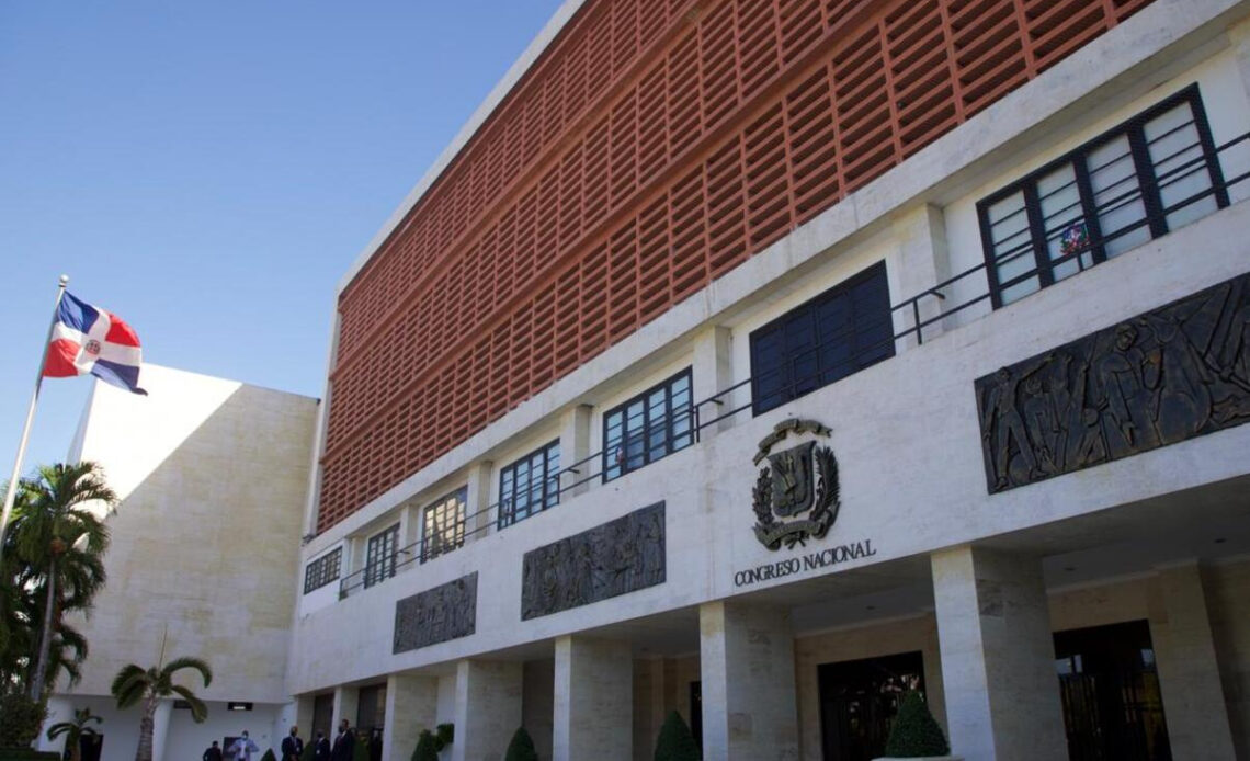 Piden que usuarios no asuman costos de nuevas comisiones bancarias