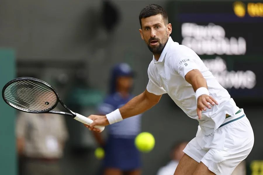 Djokovic Avanza a Octavos en Wimbledon, Empatando Récord de Victorias de Federer
