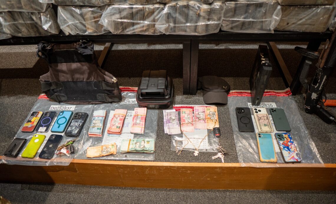 DNCD Detiene a Tres Individuos e Incauta 237 Paquetes de Sustancia Ilícita en Santo Domingo