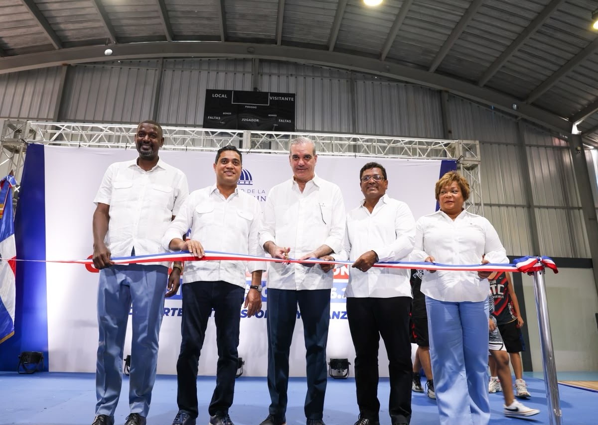 Presidente Abinader y Ministro Cruz Inauguran Modernizado Polideportivo Dante Lemonier en Los Alcarrizos