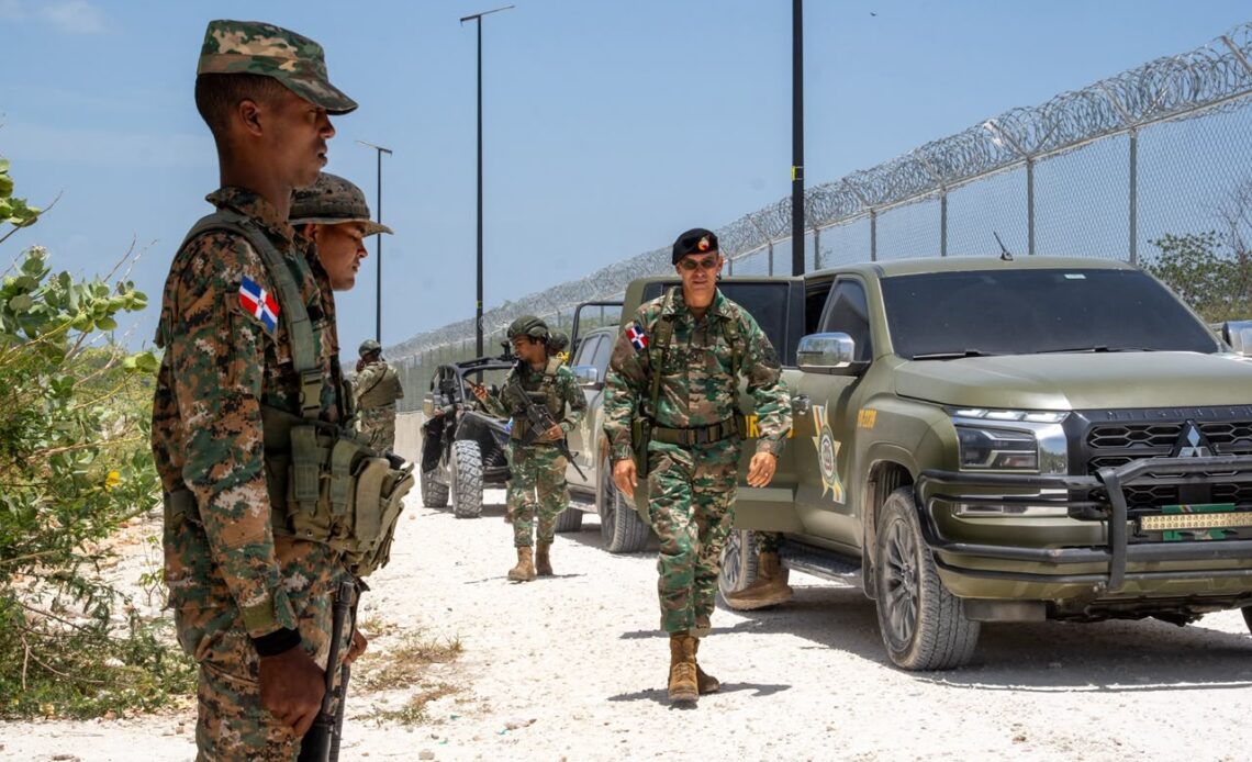 Jefe del Ejército Dominicano Visita Unidades y Estrena Destacamentos en Barahona y Pedernales