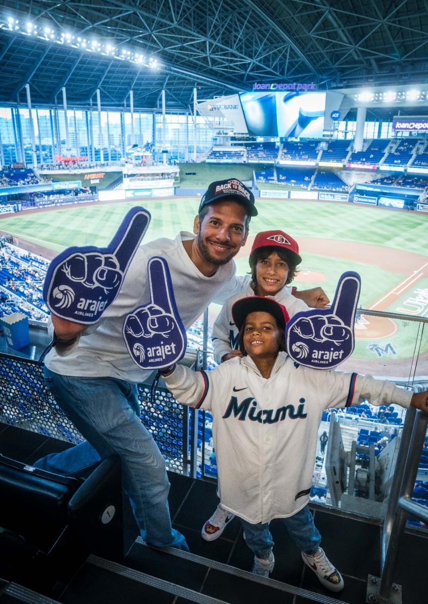Arajet Patrocina Viaje Familiar Inesperado para un Padre Dominicano al Marlins Park de Miami