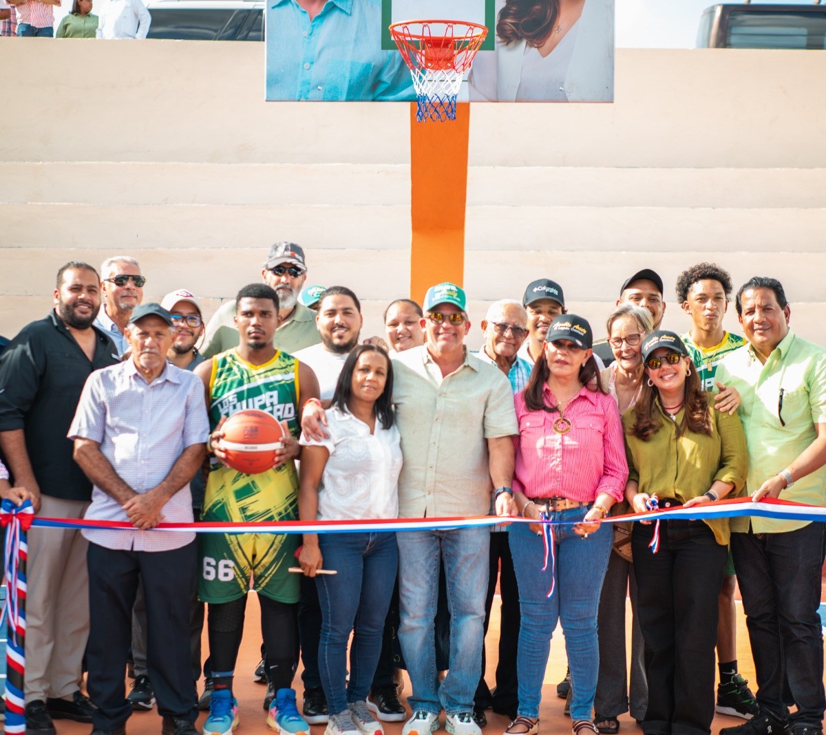 La familia Aristy Cedeño reinaugura cancha de baloncesto en El Bonao después de 23 años