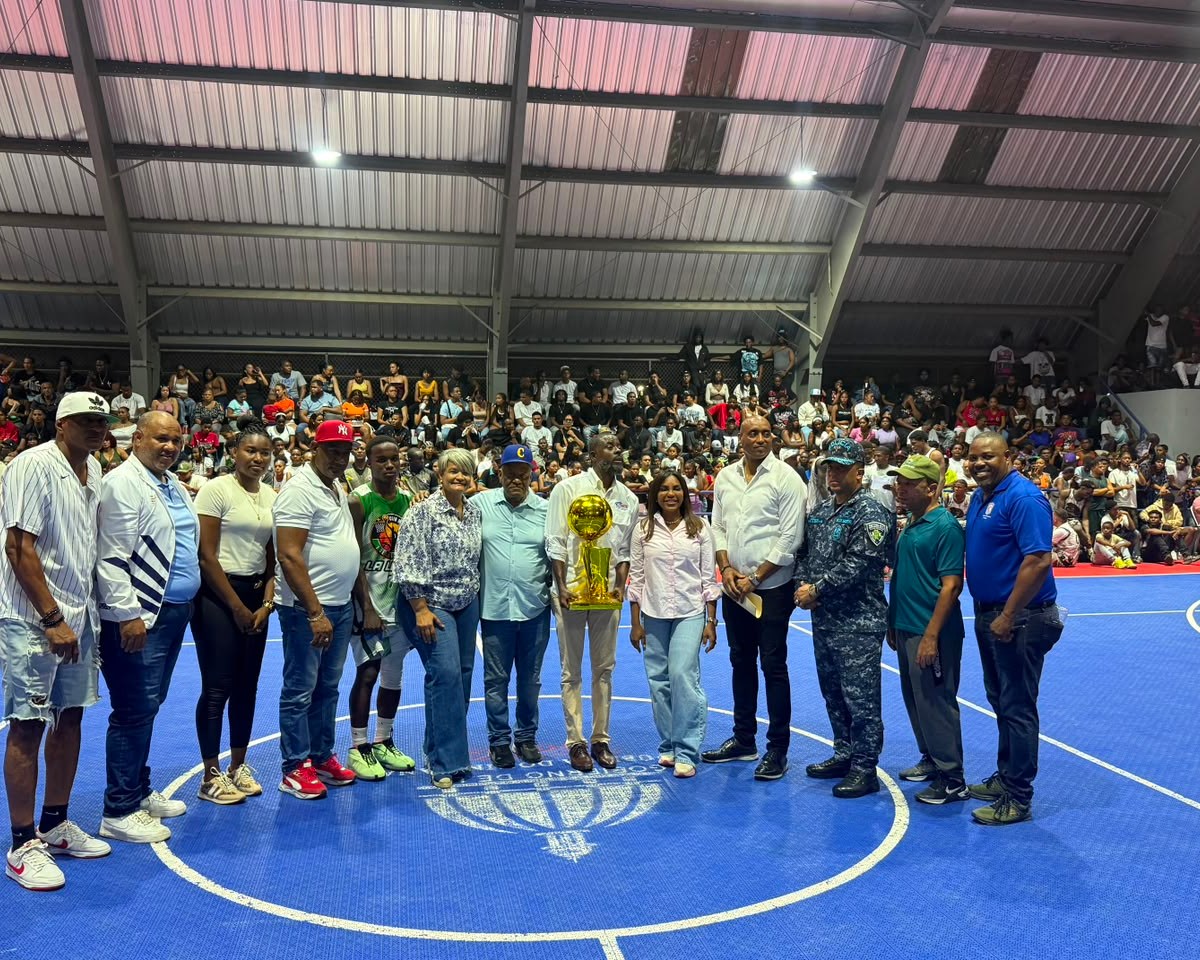 Dra. Stephany Carmona Premia al Campeón del Torneo Superior de Consuelo