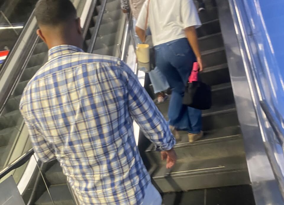 Quejas de Pasajeros por Deficiente Mantenimiento en Estaciones del Metro