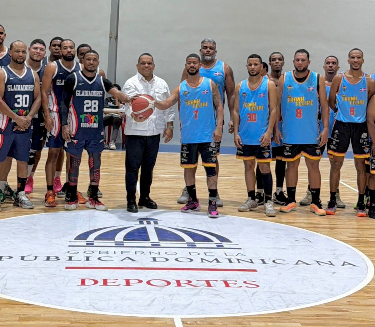 Antonio Almonte efectúa saque inicial en la final del Torneo Club Gregorio Luperón