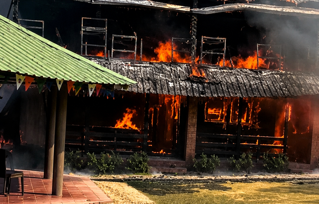 Reportan incendio con daños materiales en el campamento Comatillo de Bayaguana