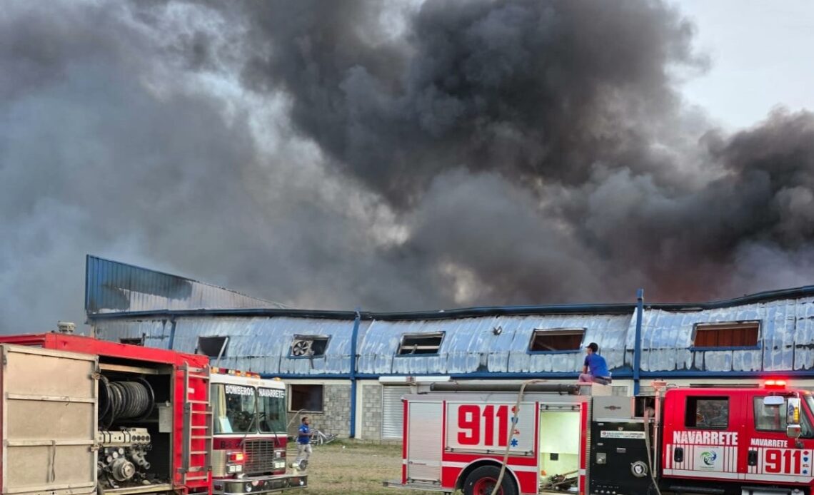 Incendio en una Nave del Parque Industrial Los Candelones de Navarrete