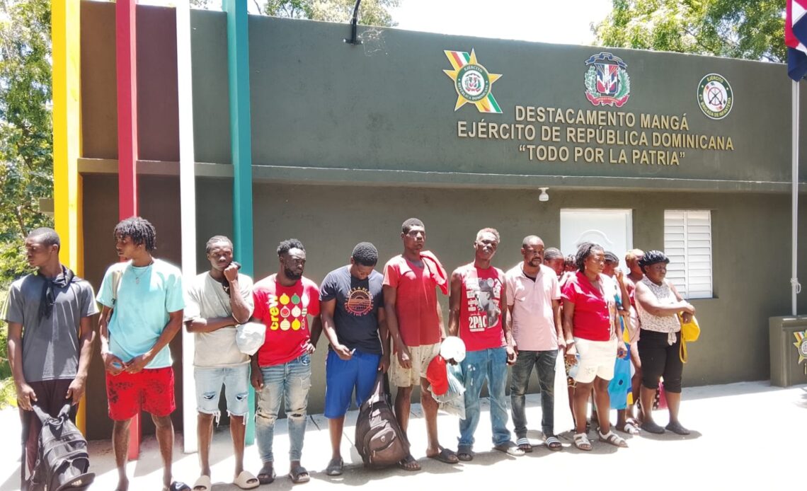 Intervenciones Militares en Montecristi y Santiago Rodríguez Resultan en la Detención de 25 Indocumentados