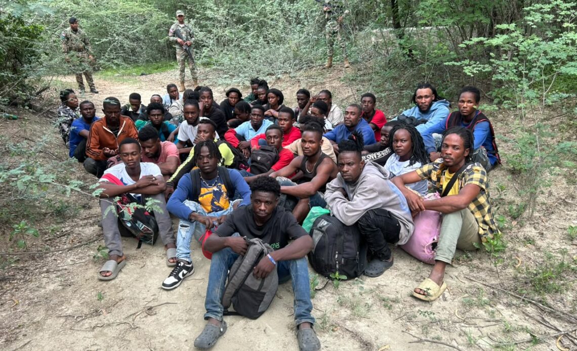 Fuerzas Armadas detienen a 82 inmigrantes indocumentados en Dajabón y Valverde