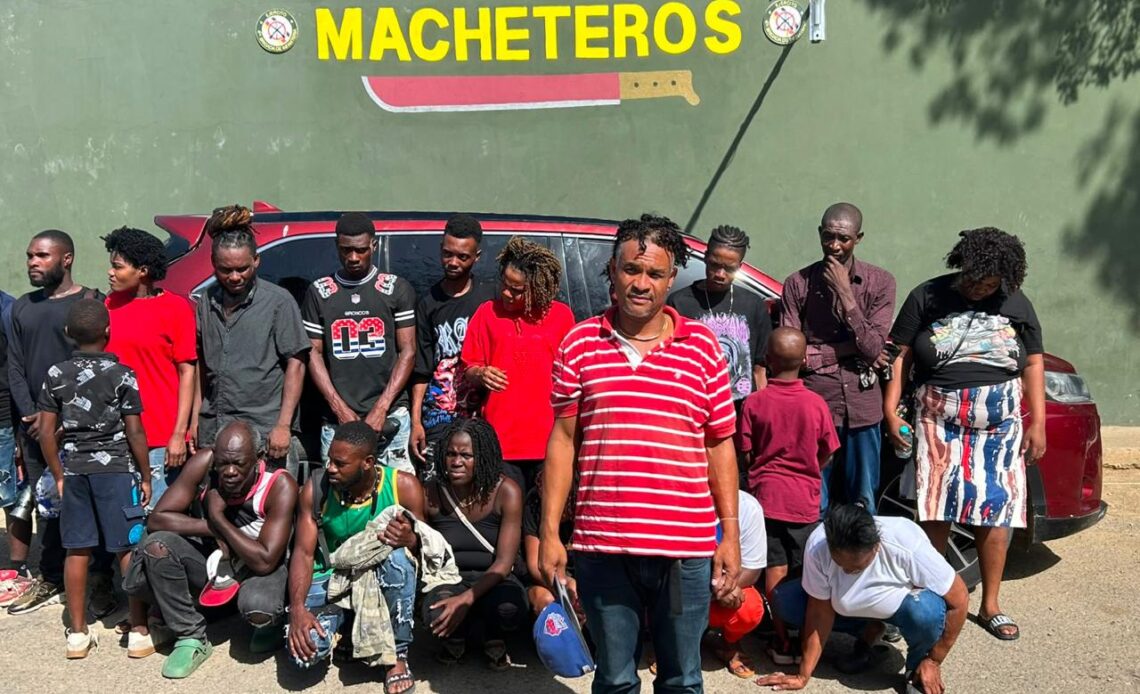 Intercepción de vehículo con 19 migrantes en situación irregular en Santiago Rodríguez