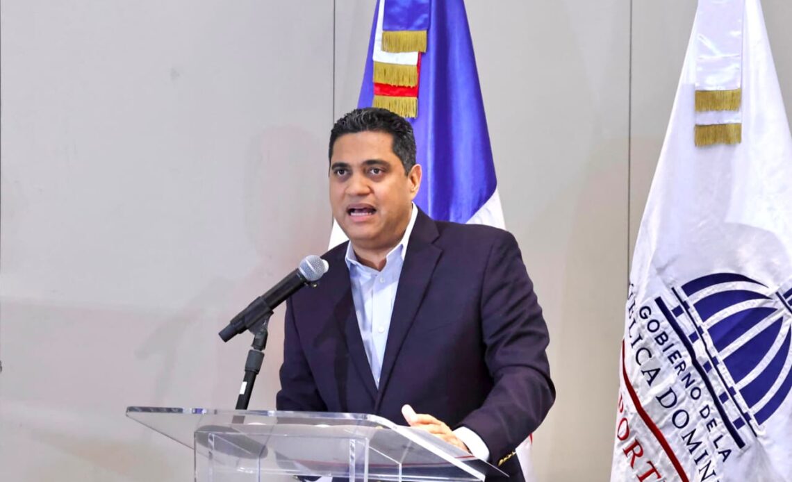 Ministro Kelvin Cruz Desmiente Falta de Apoyo Gubernamental para Viaje a la Serie del Caribe Kids