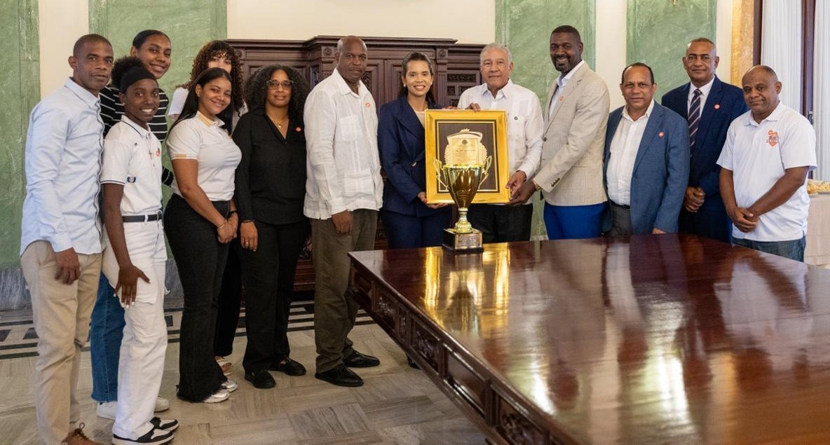 Andrés Bautista, Ministro Administrativo de la Presidencia, Homenajeado por su Soporte al Deporte